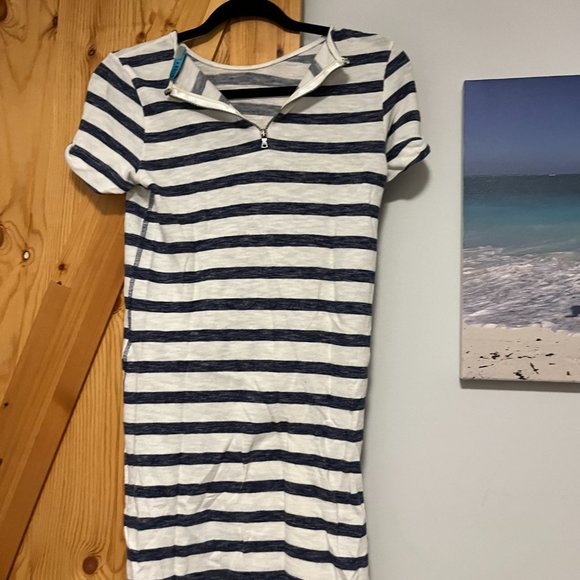 Alice + Olivia Stefan Striped Short-Sleeve Dress - Picture 4 of 8